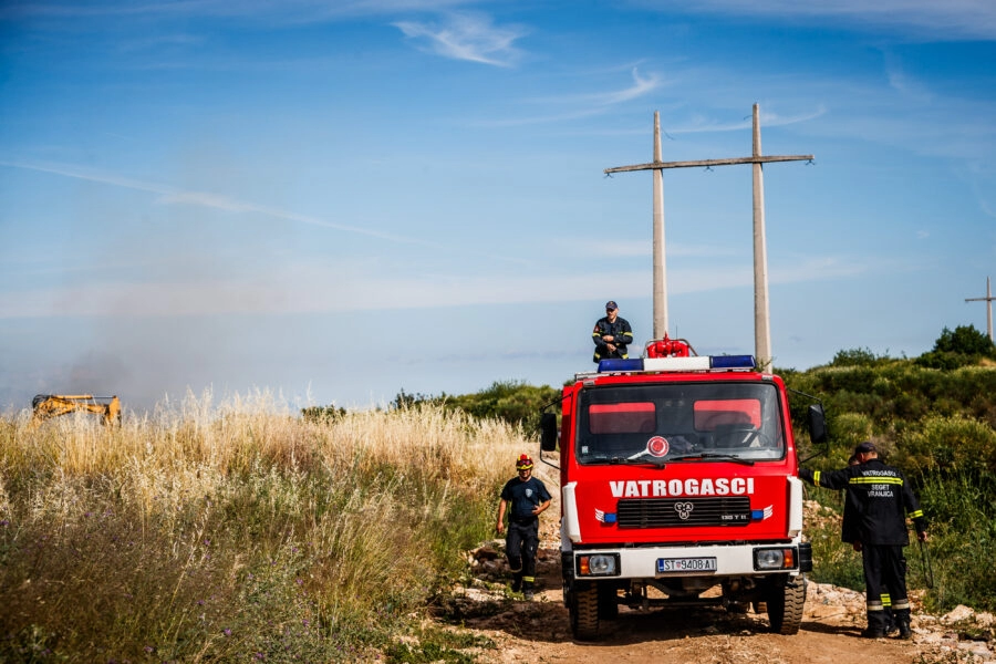 Požar na Braču pod nadzorom, u pomoć stigla dva kandera